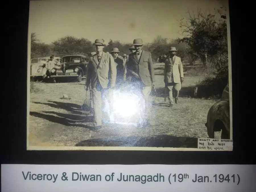 4995.webp Viceroy & Diwan of Junagadh (19th Jan. 1941) - Image 1